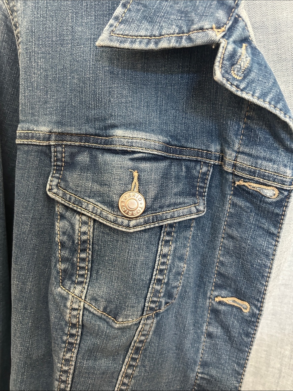 torrid Blue Denim Trucker Jacket with Tag - Picture 5 of 7
